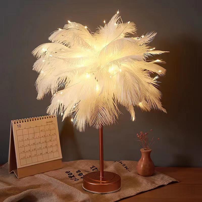 Feather-Lampe mit 80 goldenen Federn – Bild 7 | LuxeStyle