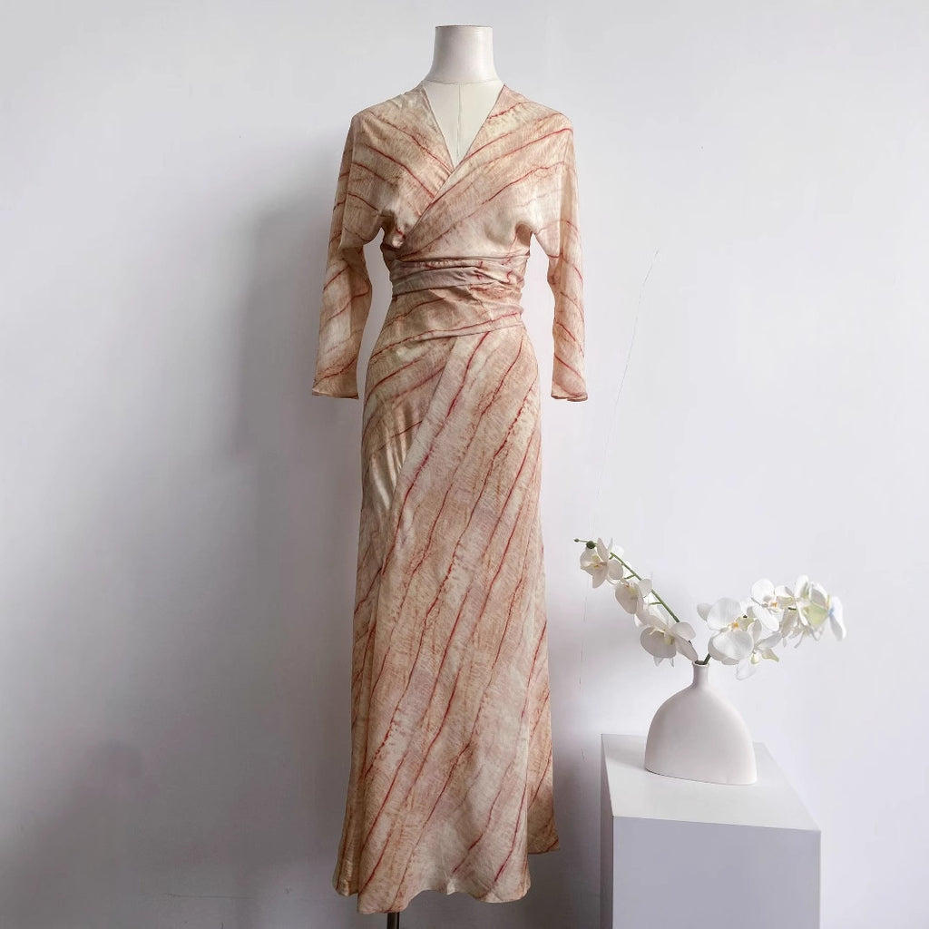 Elegantes Seidenkleid mit Print – Bild 7 | LuxeStyle