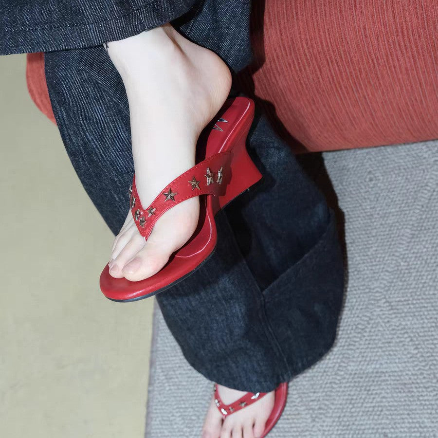 Sandalen mit Nieten und hohem Absatz