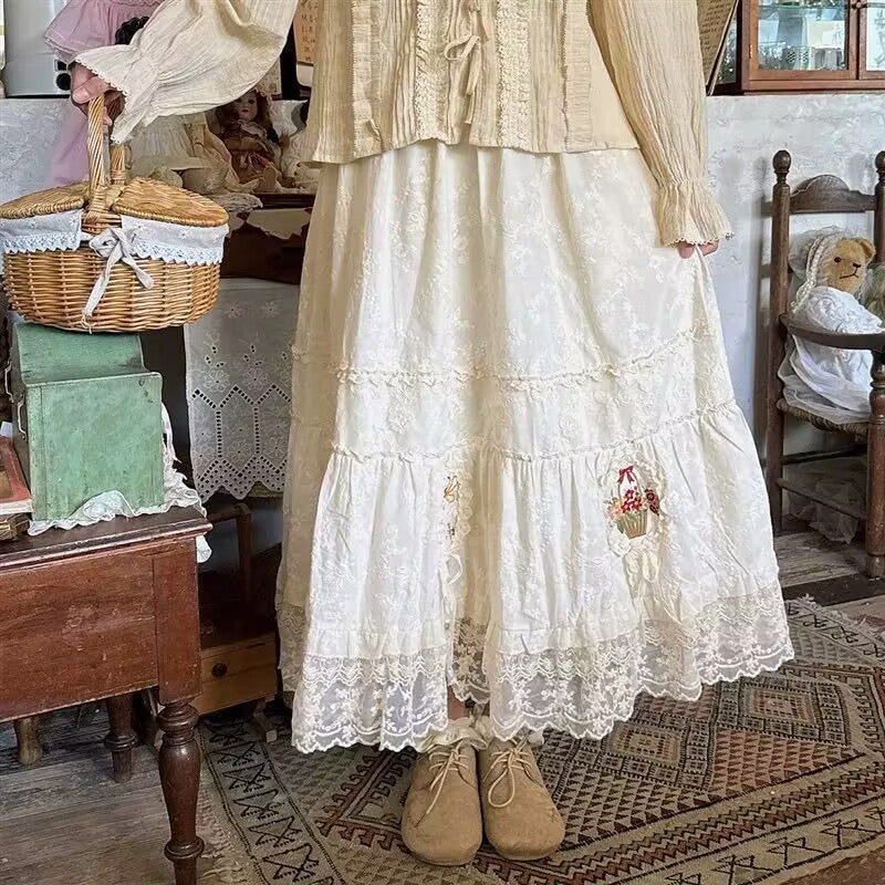 Bestickter Midirock mit Spitze und Blumenmuster