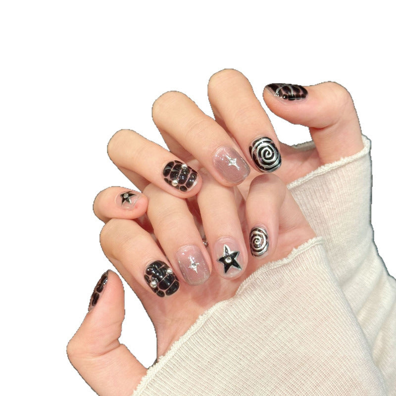 Handbemalte Nägel im Tomboy-Stil