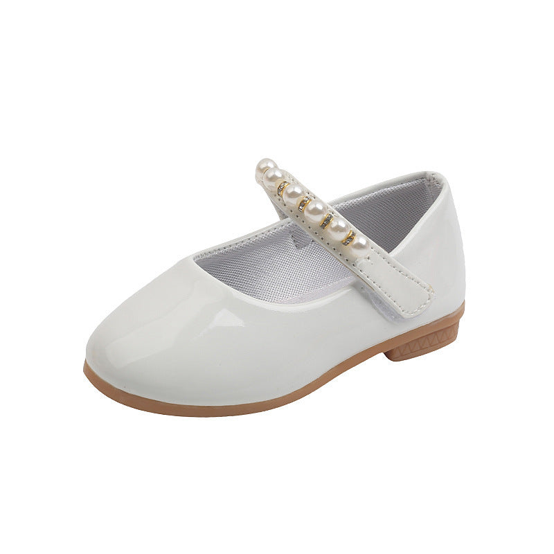 Mädchenlederschuhe mit Perlenverschluss und weicher Sohle