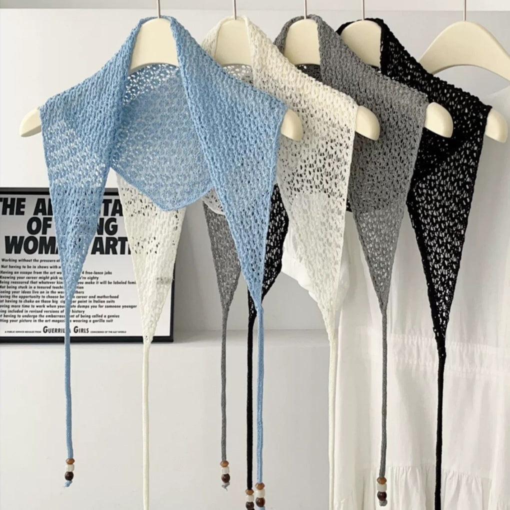Dreieckiger Strickschal mit Lochmuster
