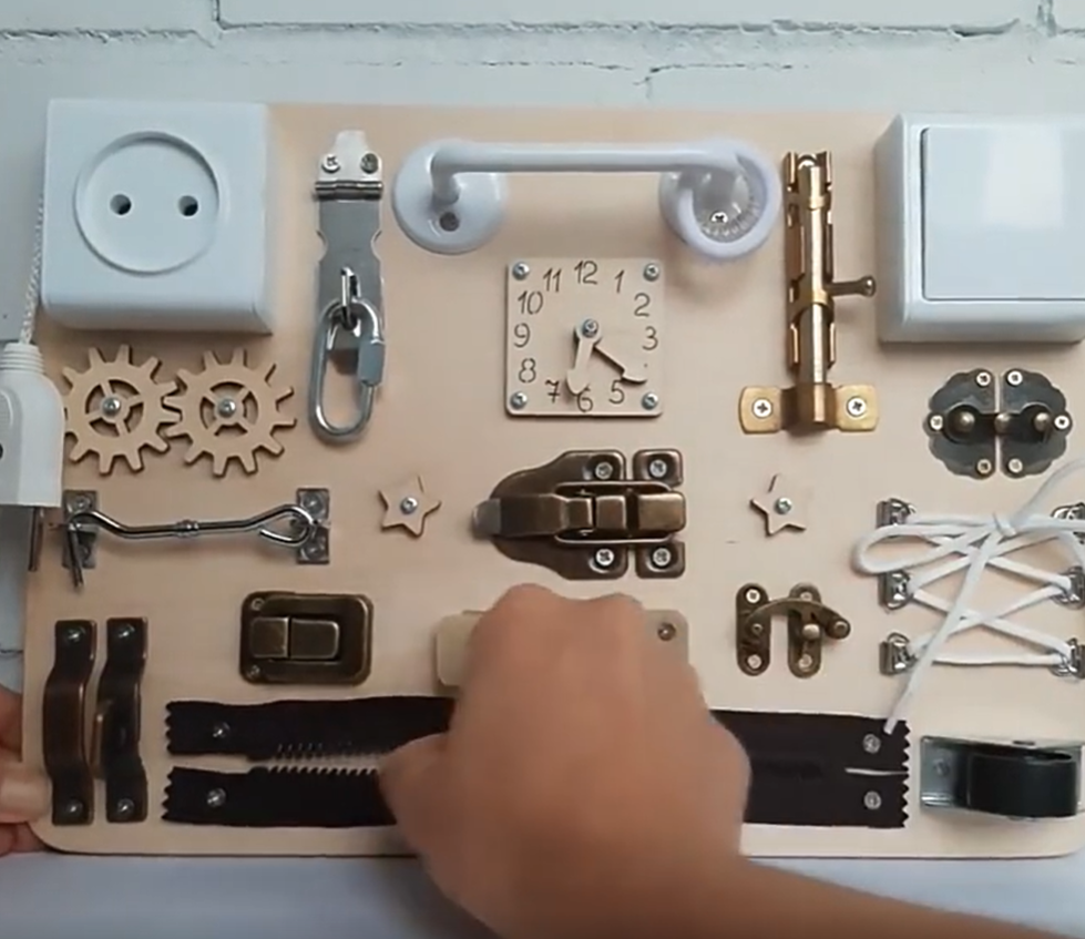 Holz Busyboard für Kinder – Bild 2 | LuxeStyle