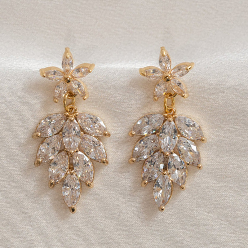 Zirkon-Ohrringe mit Blumen-Design | LuxeStyle