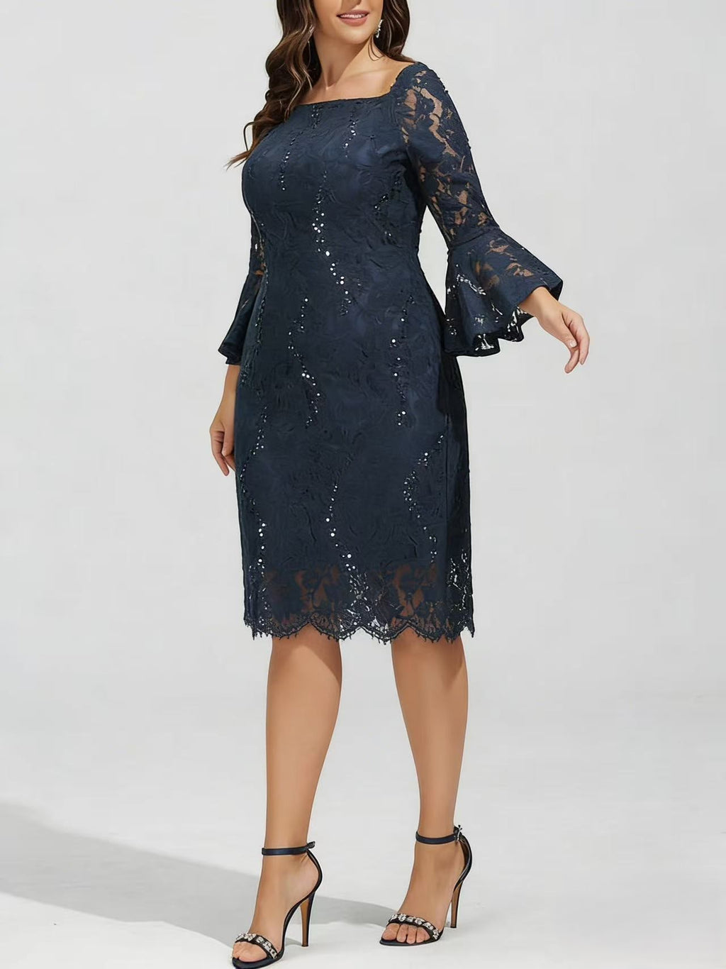 Elegantes Kleid mit Stickerei