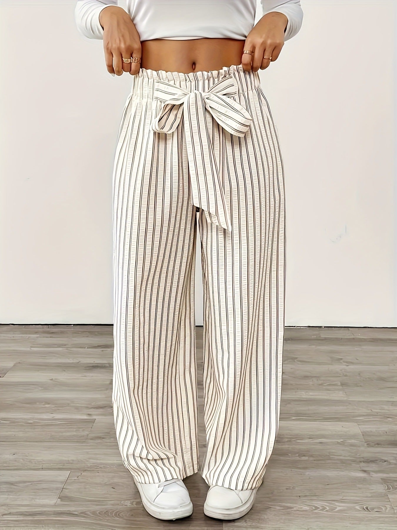 Gestreifte Hose mit weitem Bein und Schleifengürtel