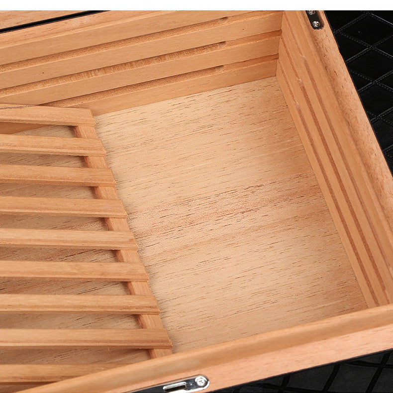 Holzkiste mit Luftfeuchtigkeitsmessgerät