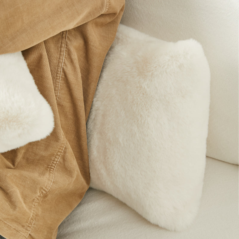Doppelseitiges Hasenfell-Kissen für Sofa – Bild 2 | LuxeStyle