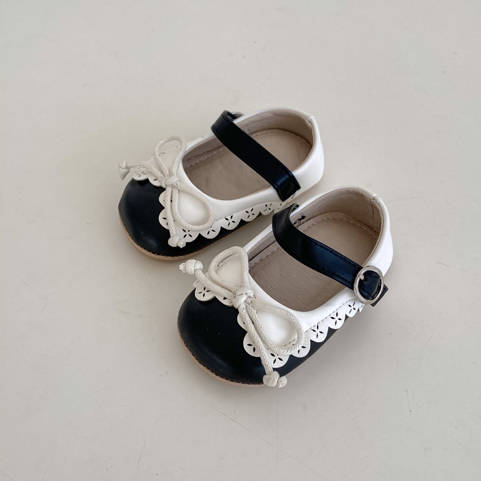 Retro-Lauflernschuhe mit Schleife