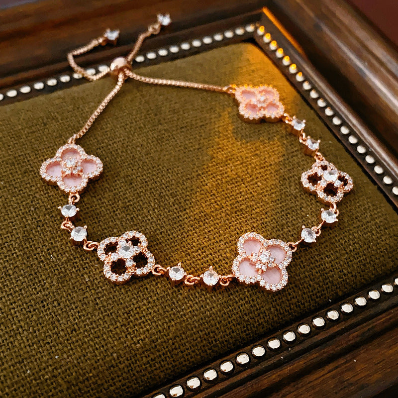 Goldplattiertes Zirkonia-Ovalarmband mit Schmuck