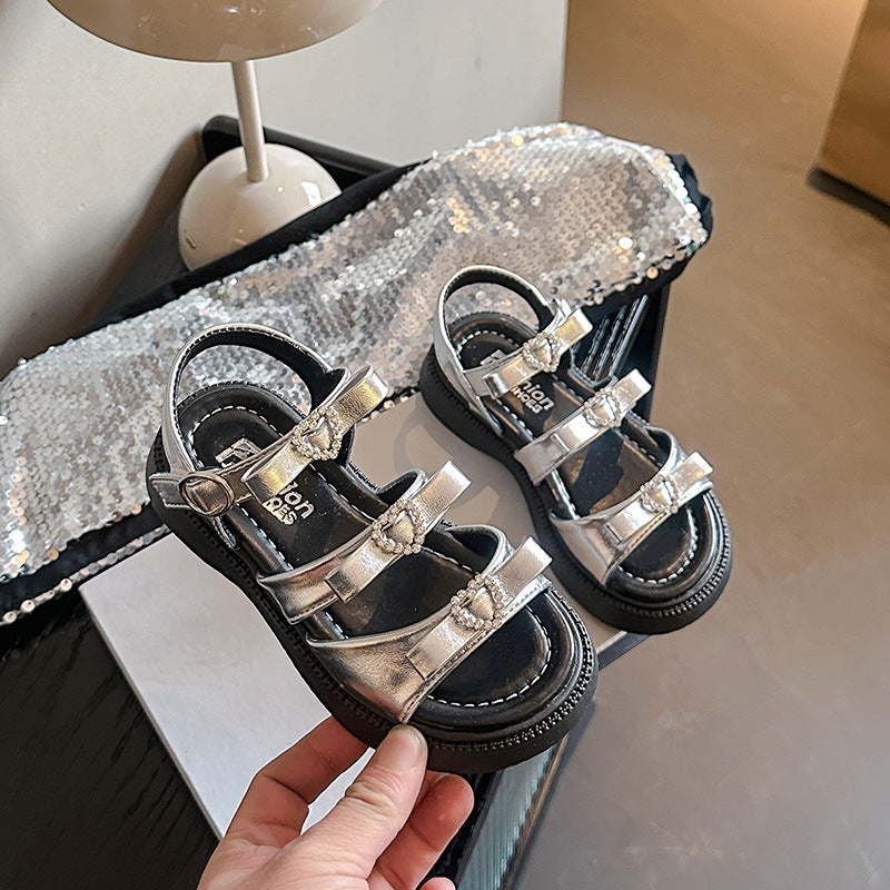 Herzförmige Sandalen mit Strass