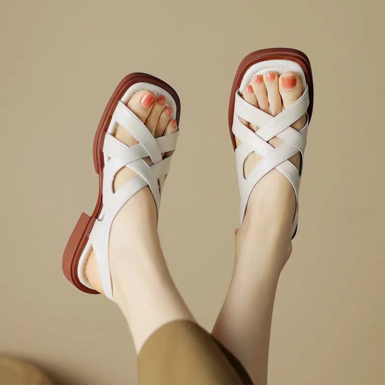 Lackleder-Sandalen mit niedrigem Absatz – Bild 5 | LuxeStyle