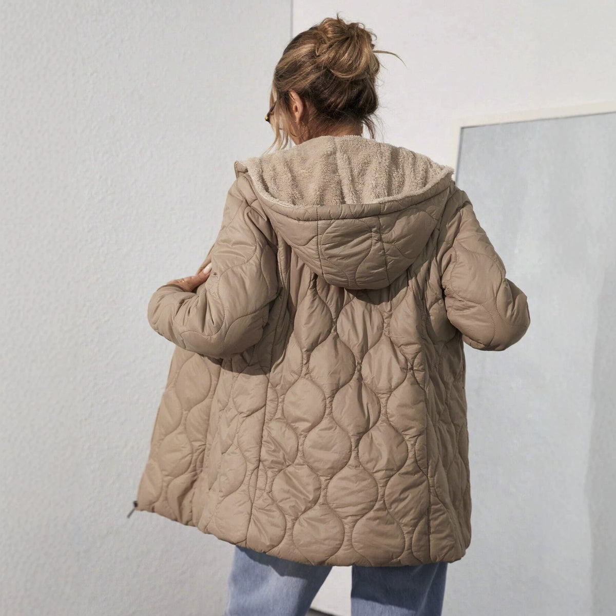 Mid‑Length Daunenmantel mit Fleece‑Futter – Bild 5 | LuxeStyle
