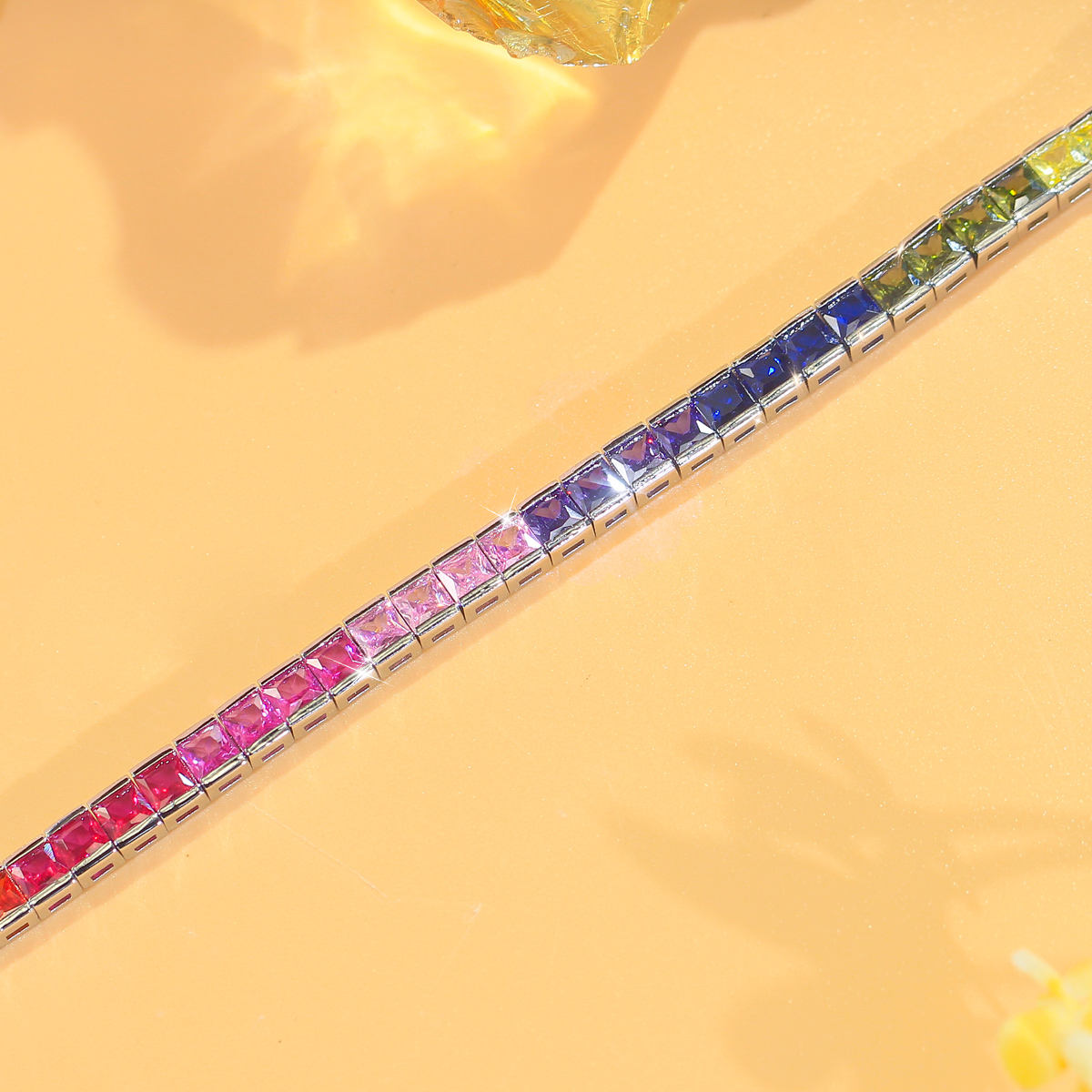 Regenbogenfarbenes Tennis-Armband mit Zirkonia – Bild 4 | LuxeStyle