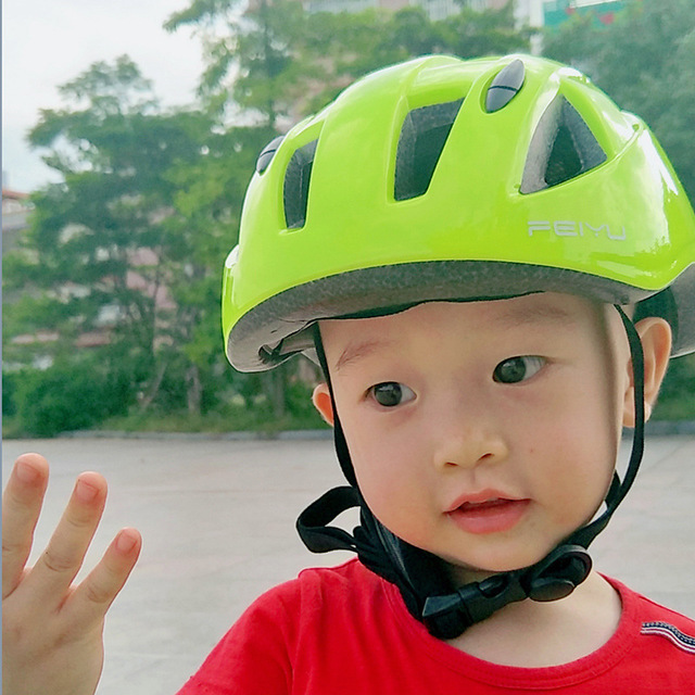 Kinderhelm für Rollsport und Velo