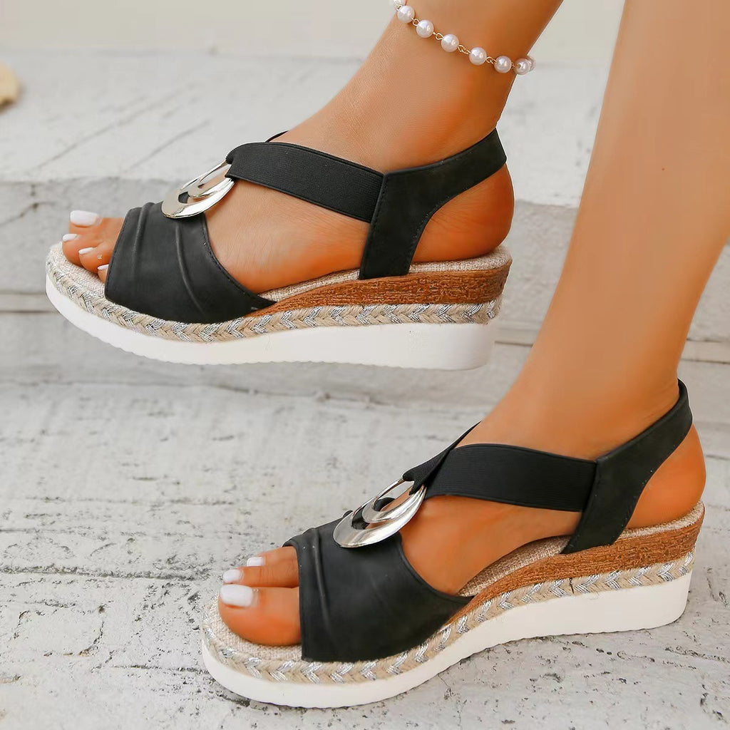 Weite Sandalen mit Metallbeschlag – Bild 5 | LuxeStyle