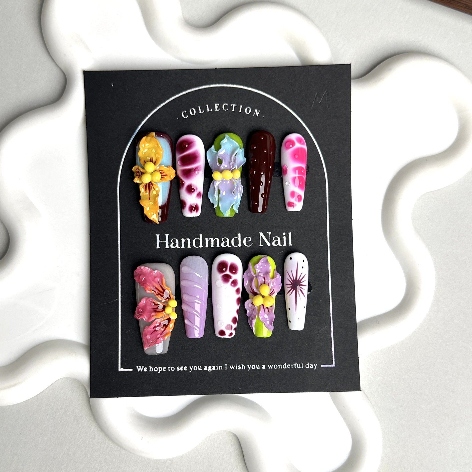 3D-Nagel-Tipps mit Blumenmotiv