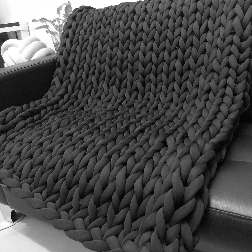 Grobgewobene Strickdecke aus Chenille-Garn