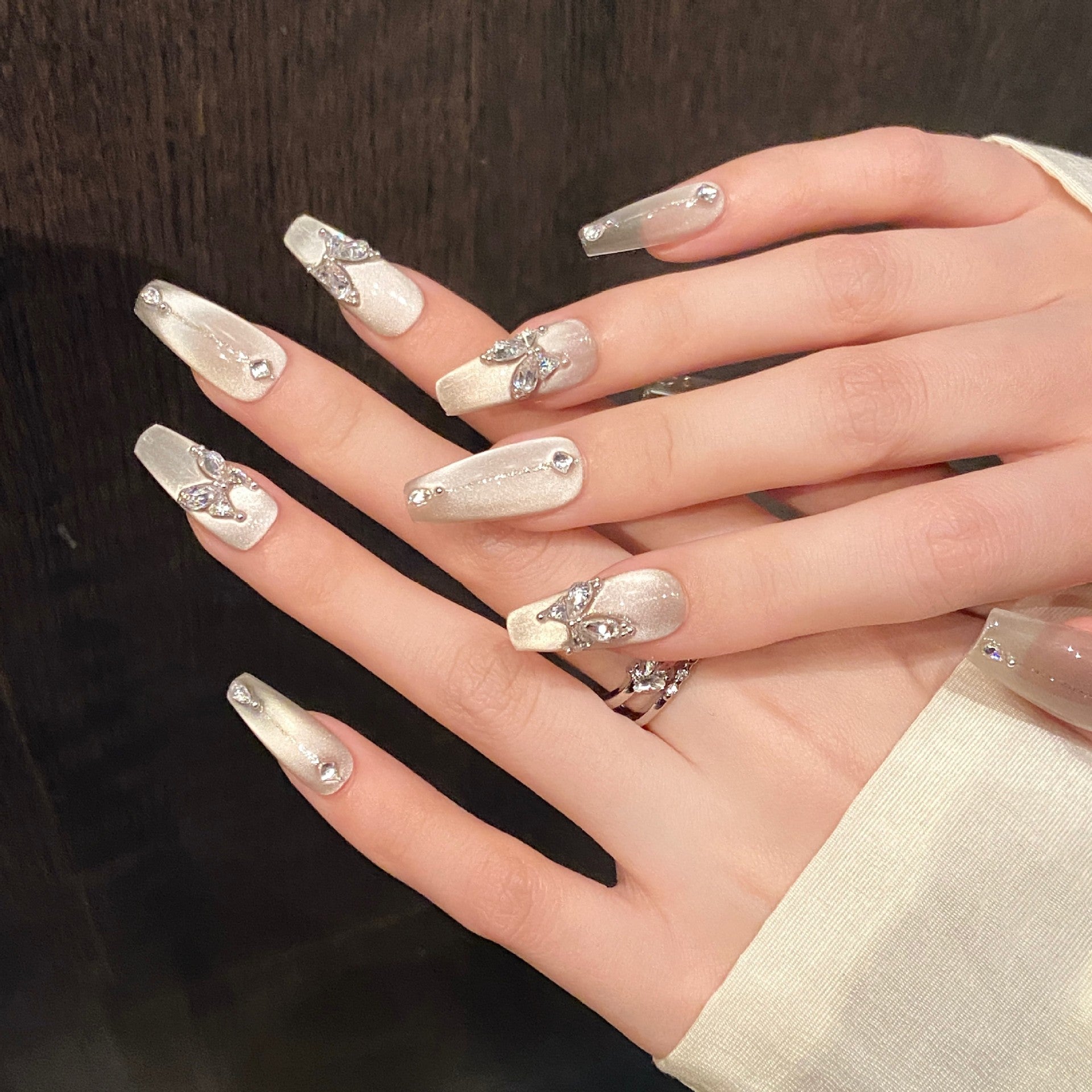 Handgemachte Nägel «White Moonlight Flashing»