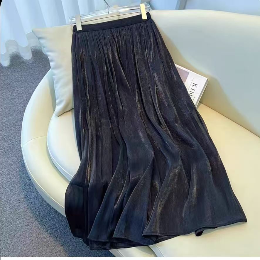Ausgestelltes Sommerkleid mit hoher Taille