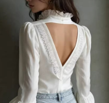 Weisse Bluse mit Spitze im französischen Stil