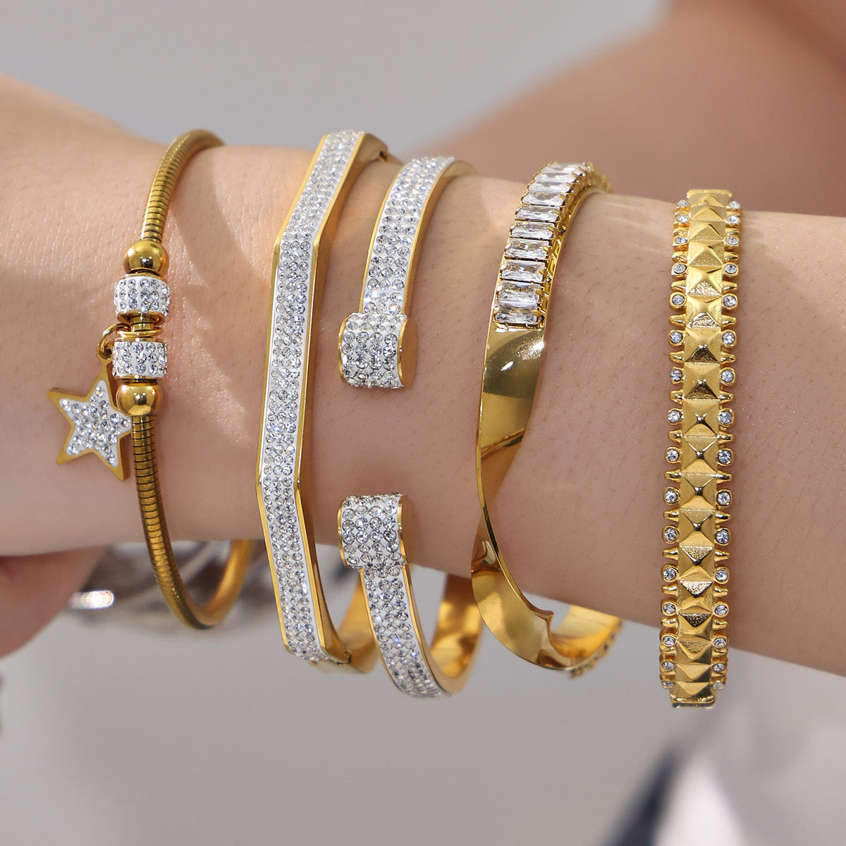 Glänzendes Edelstahl-Armband mit Kristallen – Bild 4 | LuxeStyle