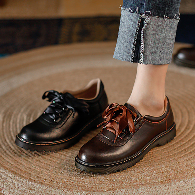 Retro Pumps mit Schnürung und Blockabsatz