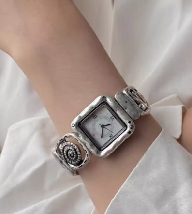 Retro-Armbanduhr mit Lederband