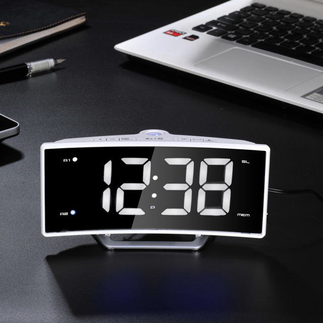 Projektionswecker mit gebogenem Spiegeldisplay – Bild 2 | LuxeStyle