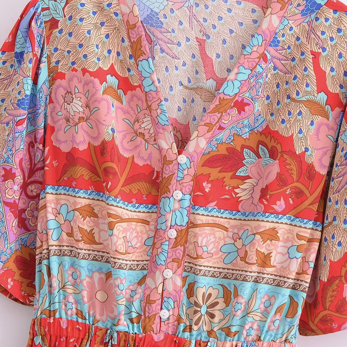 Ethno-Kleid aus Baumwollseide mit V-Ausschnitt