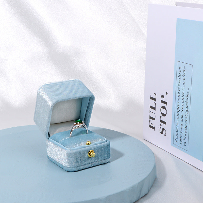 Samt-Ringbox mit versteckten Knöpfen – Bild 2 | LuxeStyle