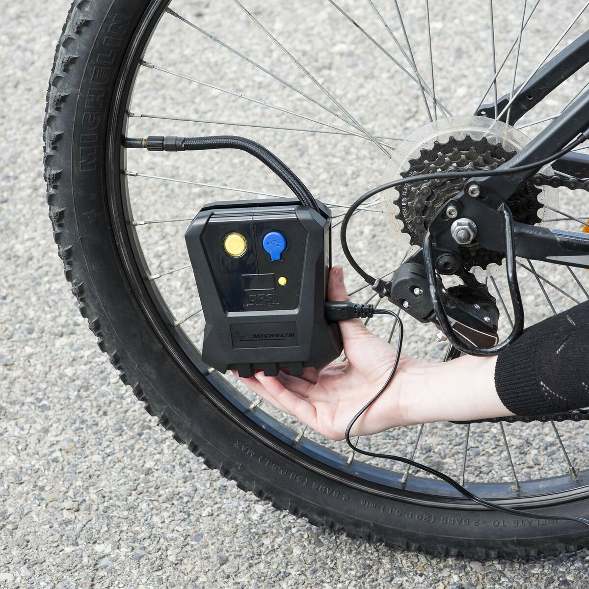 Mobiler 12V Kompressor: Reifen & Freizeit schnell aufpumpen.