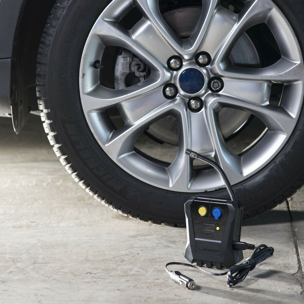 Mobiler 12V Kompressor: Reifen & Freizeit schnell aufpumpen.