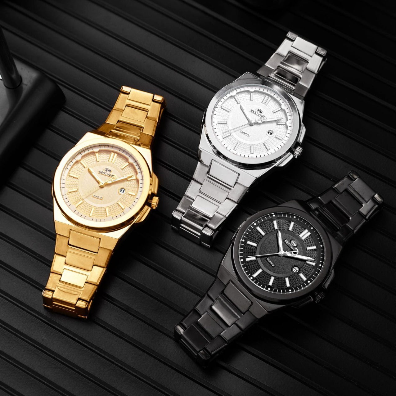 Herrenuhr mit Datumsanzeige und Leuchtzeigern
