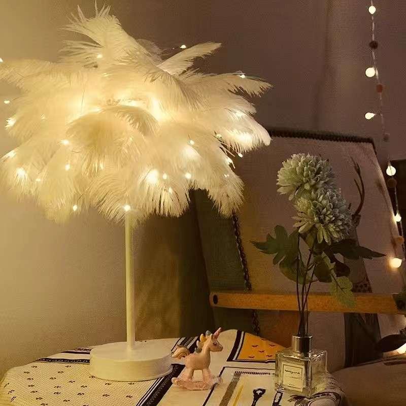 Feather-Lampe mit 80 goldenen Federn – Bild 4 | LuxeStyle