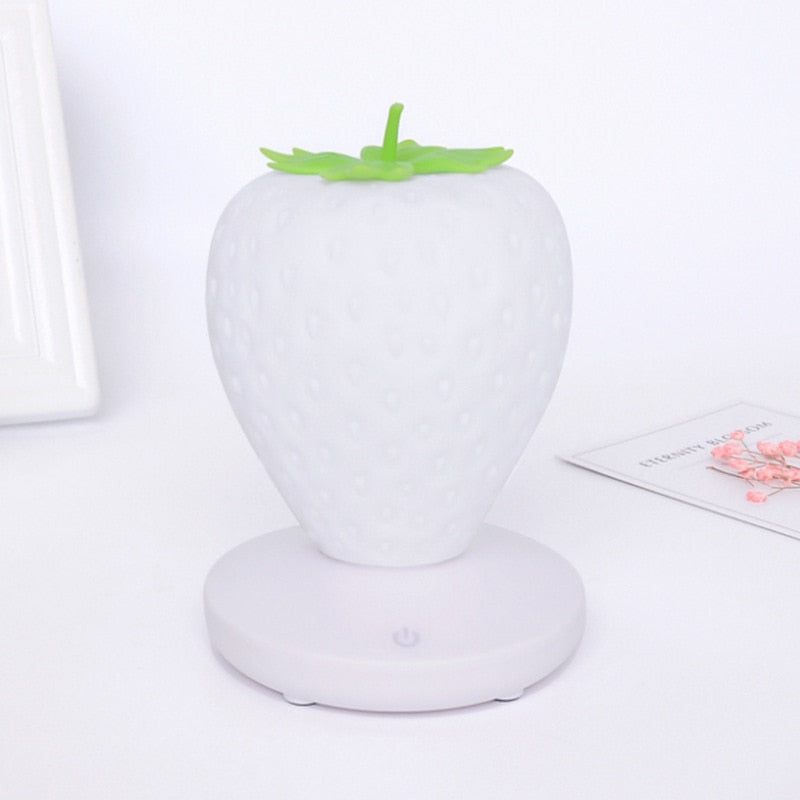 Erdbeer-Nachtlicht mit USB-Ladefunktion – Bild 2 | LuxeStyle