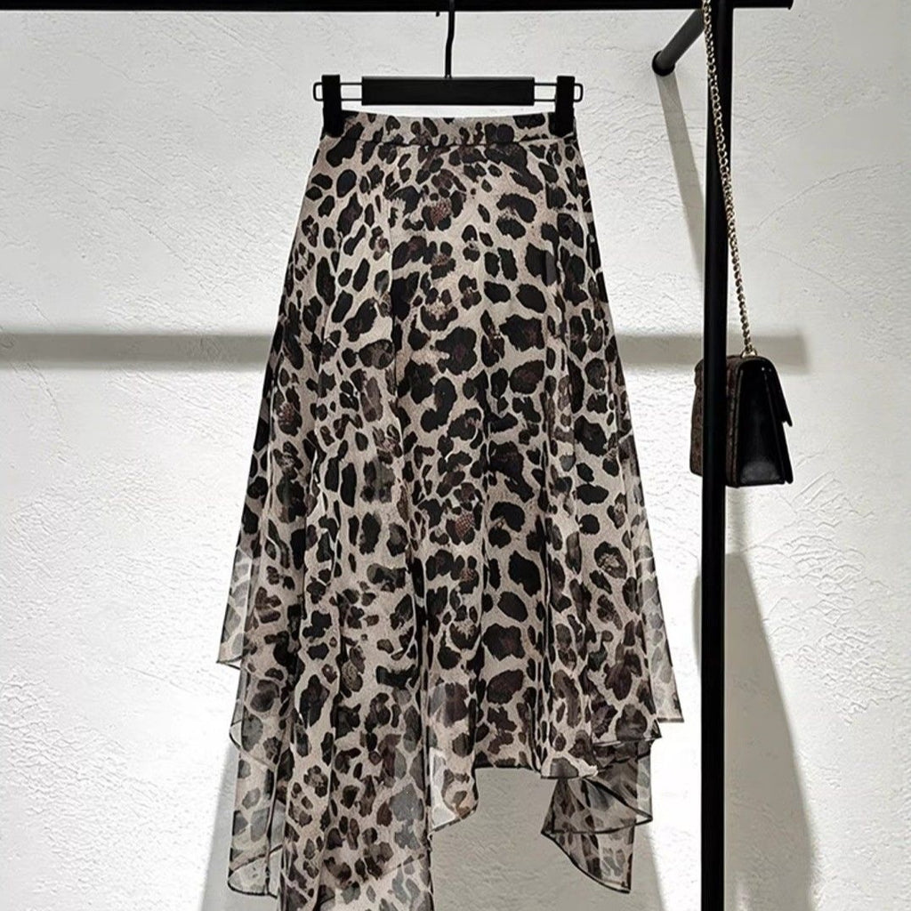Midi-Kleid mit Rüschen und Leopardenmuster