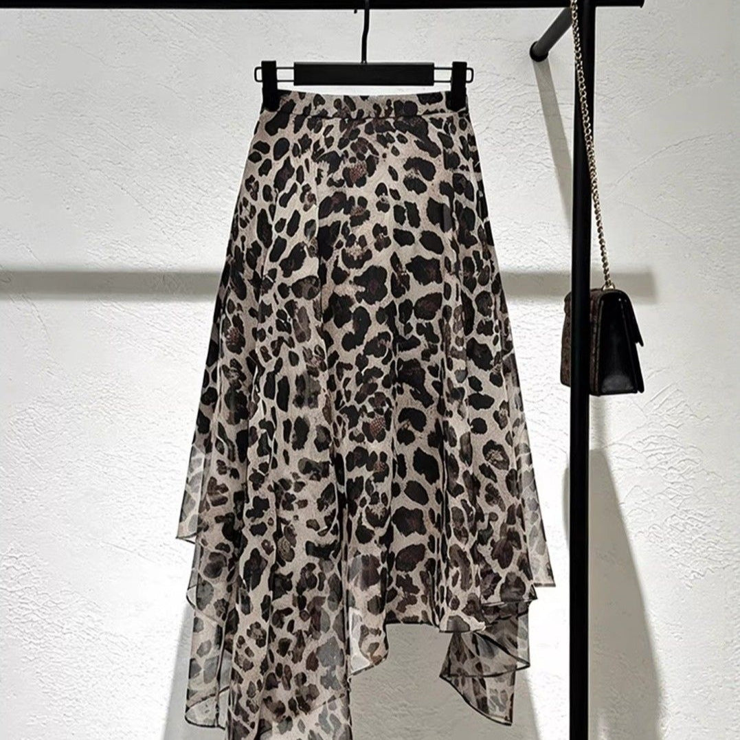 Midi-Kleid mit Rüschen und Leopardenmuster