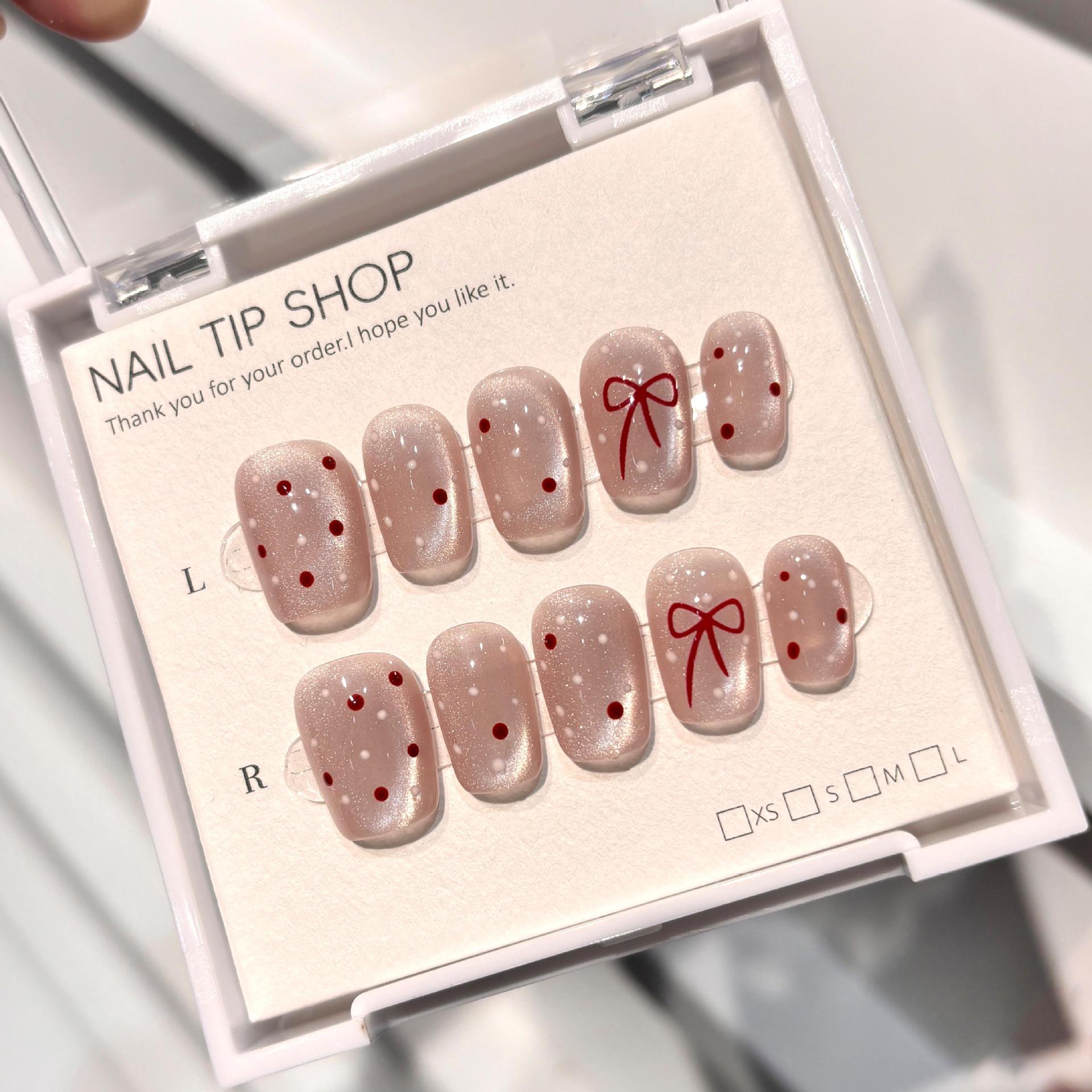 Cat-Eye Nagel-Tips mit Polka-Dot Sticker