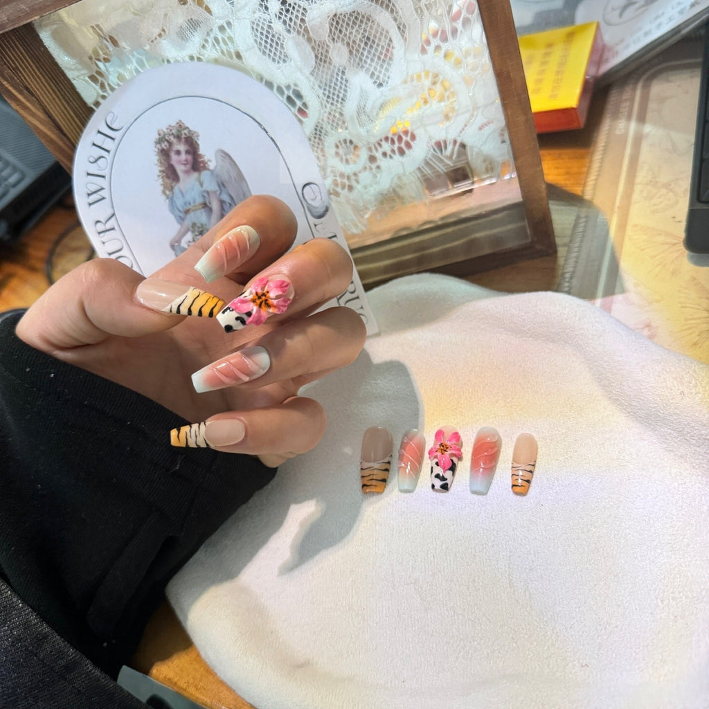 Zebra Lilie Handgeschnitztes Nageldesign