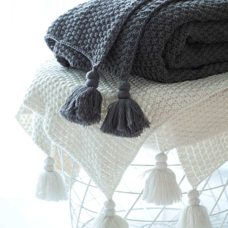 Nordische Strickdecke mit Pompons