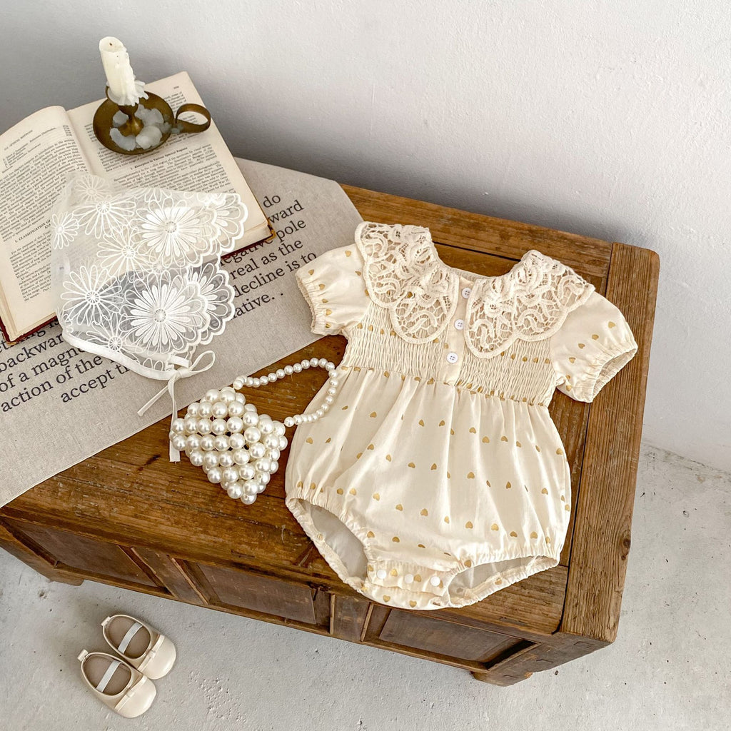 Baby-Jumpsuit mit Herzprint und Spitze