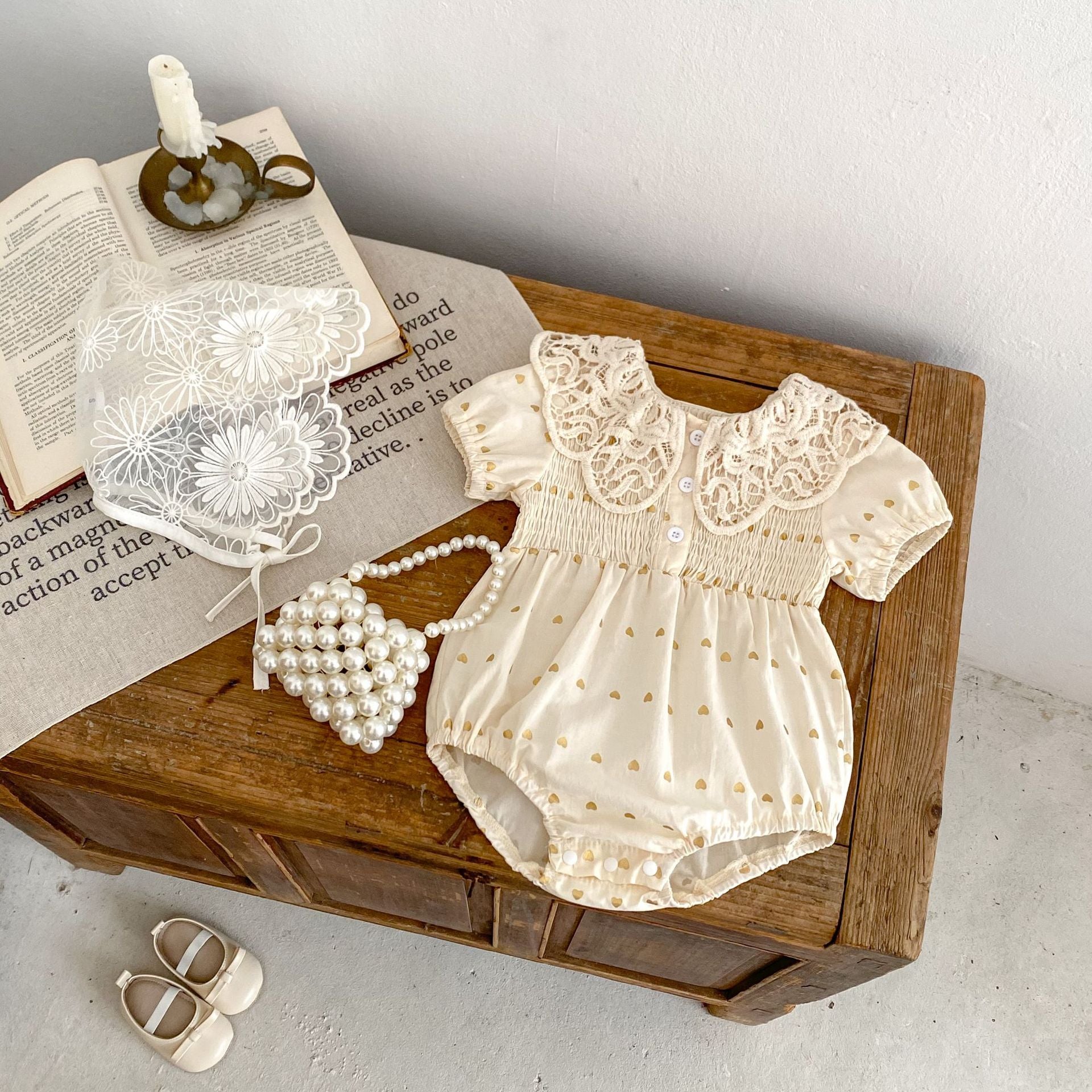 Baby-Jumpsuit mit Herzprint und Spitze
