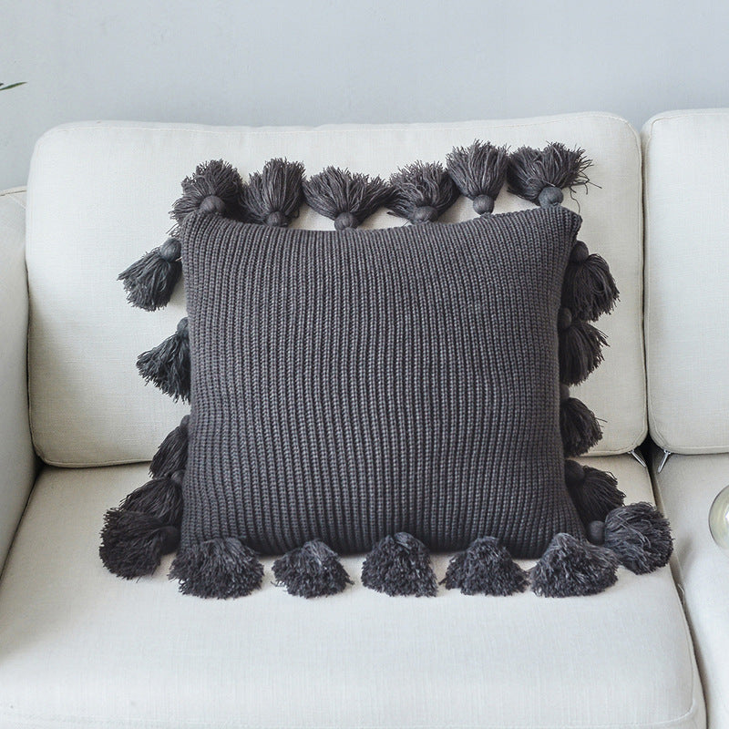 Nordisches Kissen mit Wollbommel – Bild 5 | LuxeStyle