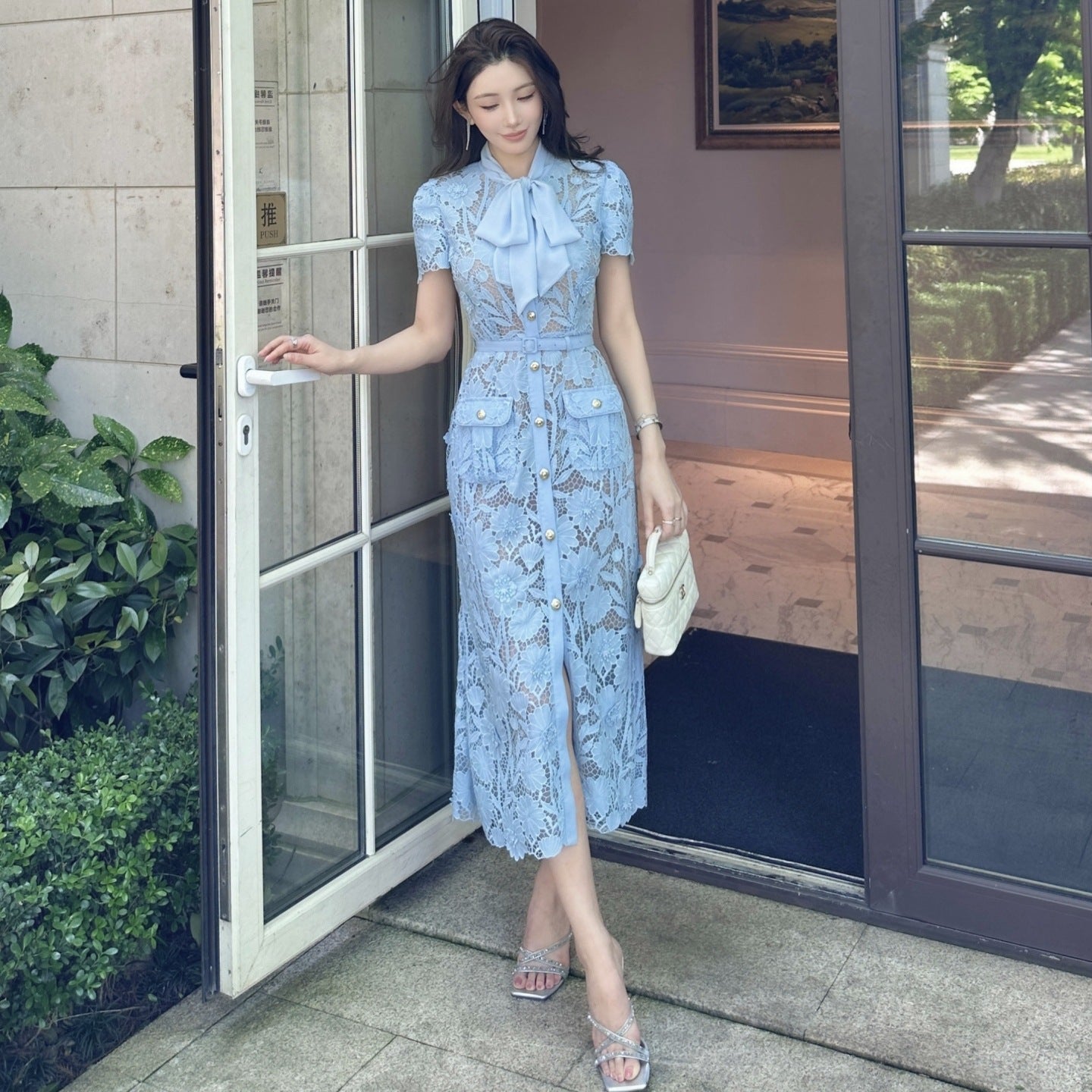 Französisches Spitzenkleid mit 3D-Blumen