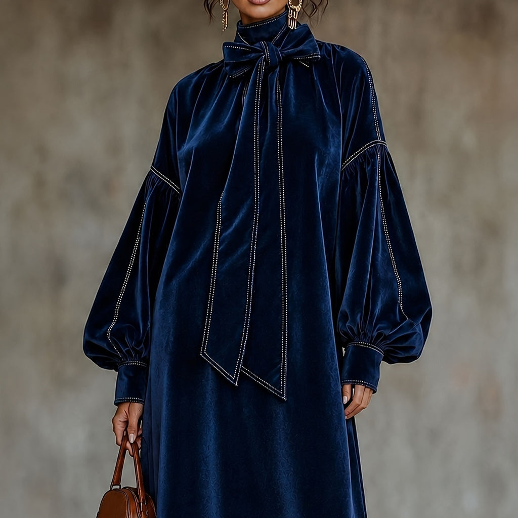 Samtkleid mit Schleife und hohem Kragen