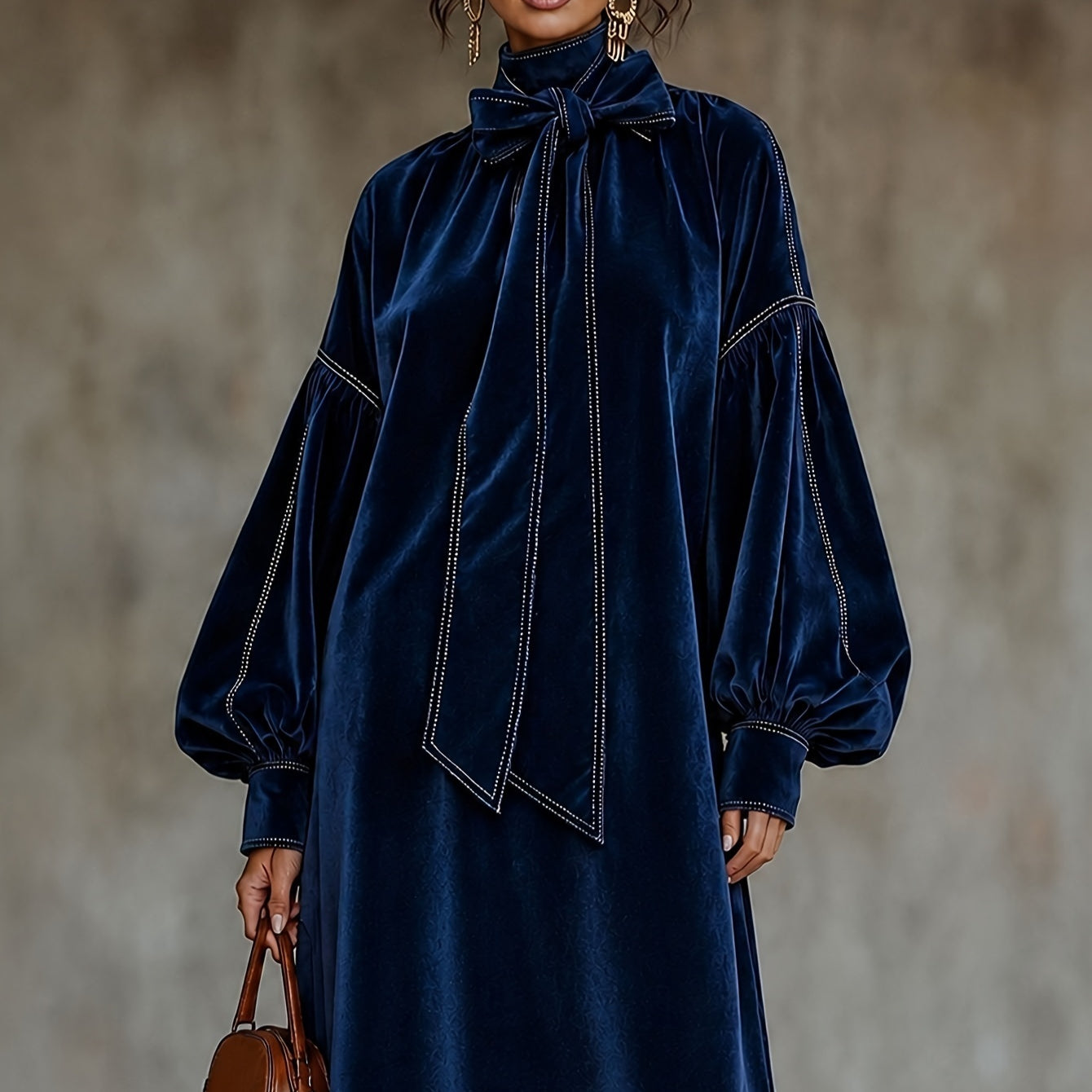 Samtkleid mit Schleife und hohem Kragen