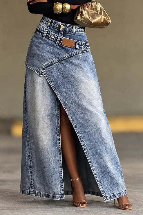 Hochgeschnittener Denim-Midi-Rock mit asymmetrischen Schlitzen