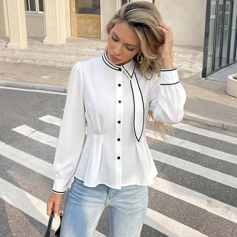 Weisse Bluse mit flatterndem Kragen